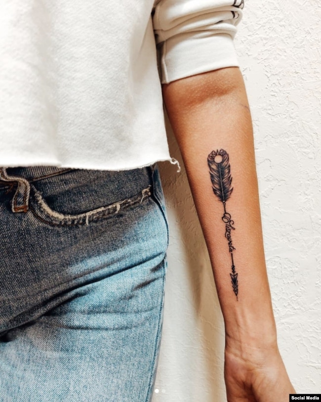 Një tatuazh që Iryna kishte bërë më 2019 ku emri i vajzës së saj është shkruar me shkrim latin.