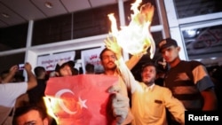 معترضان عراقی پرچم ترکیه را در مقابل سفارت این کشور بغداد به آتش کشیدند