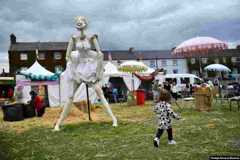 Strašilo na temu Marilyn Monroe sudjelovalo je u prvenstvu Irske na izboru najboljeg strašila na festivalu Scarecrow, Durrow, Irska, 27. juli.