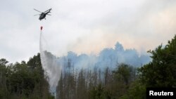 Një helikopter ushtarak ndihmon në shuarjen e zjarreve në Çeki.