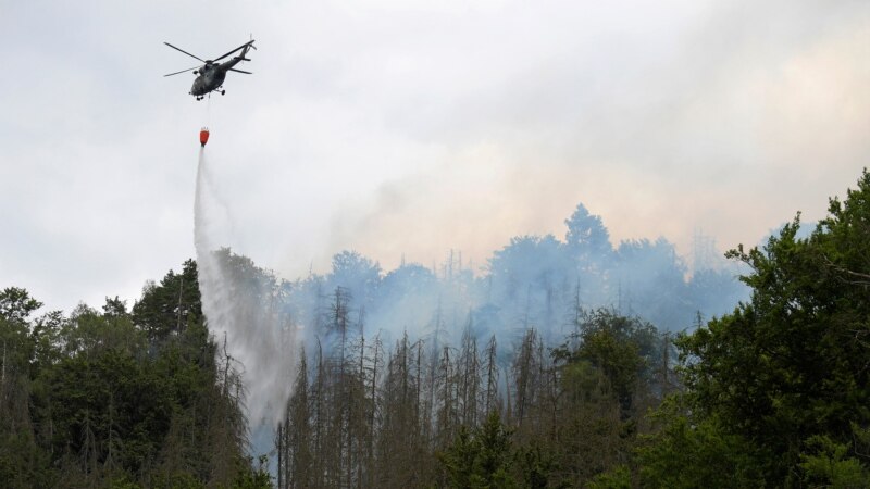 Zjarrfikësit luftojnë me flakët në një park kombëtar të Çekisë