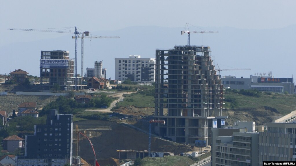 Ndërtimet në Prishtinë. Sipas arkitektit gjerman, Jan Liesegang, Kosova "është vend kaotik, por shumë i gjallë”.