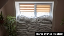Fereastră protejată cu saci de nisip într-o maternitatea din Pokrovsk, regiunea Donețk, estul Ucrainei, 29 iunie 2022