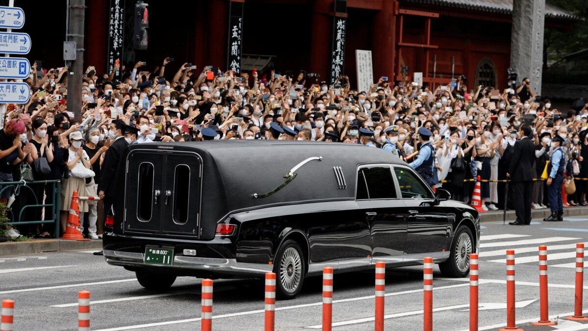 Япония се прощава във вторник с най-дълго управлявалия си премиер