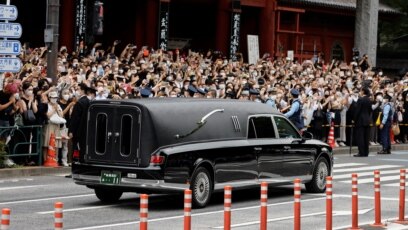 Япония се прощава във вторник с най дълго управлявалия си премиер
