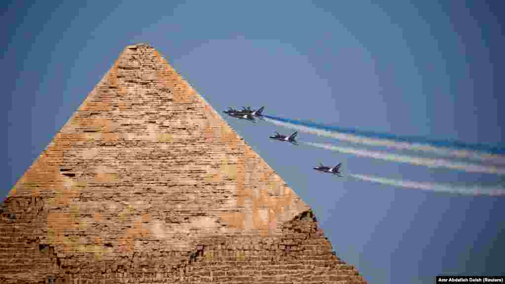 Avioni učestvuju na Pyramids Air Showu 2022. gdje egipatske zračne snage &quot;Srebrne zvijezde&quot; nastupaju s južnokorejskim akrobatskim timom &quot;Black Eagles&quot;, na Platou piramida u Gizi, Egipat, 3. august.