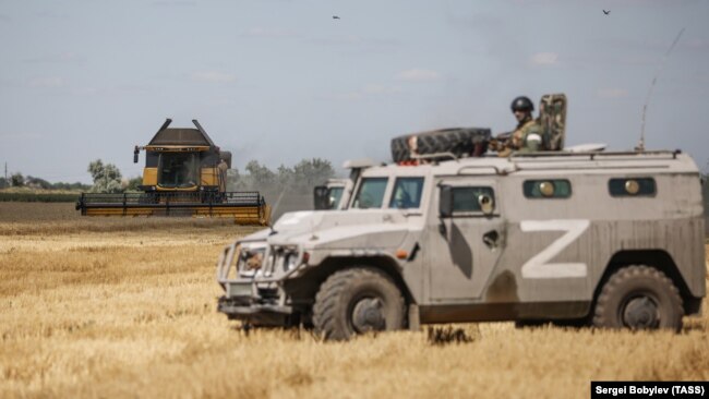 Российские военные в поле возле Чернобаевки на Харсонщине, июль 2022 года. Теперь эта территория уже деоккупирована