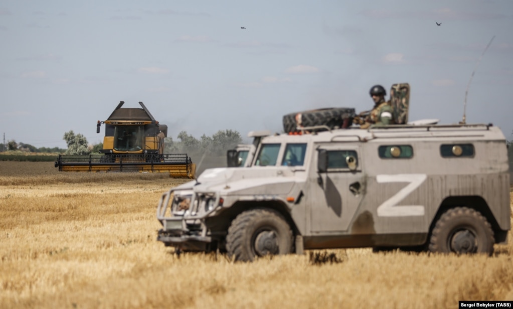 Një automjet ushtarak rus në një arë në rajonin Herson të Ukrainës më 21 korrik.