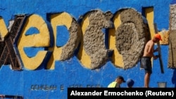 ხერსონში, ანტონოვკის საავტომობილო ხიდთან დაზიანებულ ბარელიეფი. 2022 წლის 27 ივლისი