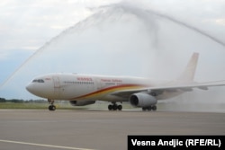 Avioni i kompanisë "Hainan Airlines" gjatë aterimit në Beograd.