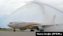 Avion kompanije "Hainan erlajns" po sletanju na beogradski aerodrom