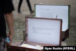  Снимките на движимостите на бежанките са подредени в куфари 