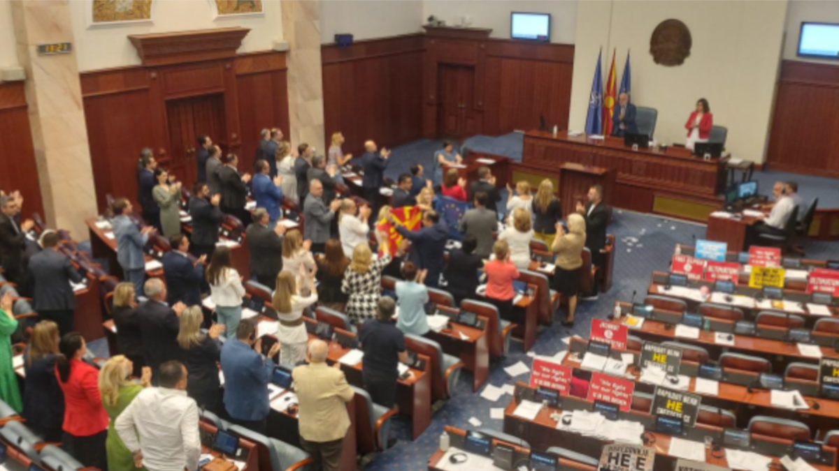 Парламентът в Северна Македония подкрепи със слабо мнозинство в събота