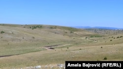 Pešterska visoravan deo je jugozapadne Srbije poznat po hladnoj i dugoj zimi, ali i blagom letu. Ove godine, međutim, zbog visokih temperatura presušile su i rečice sa kojih se napaja stoka