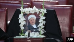 Фотография Али Акбара Рафсанджани на его похоронах. Тегеран, 7 марта 2017 года.