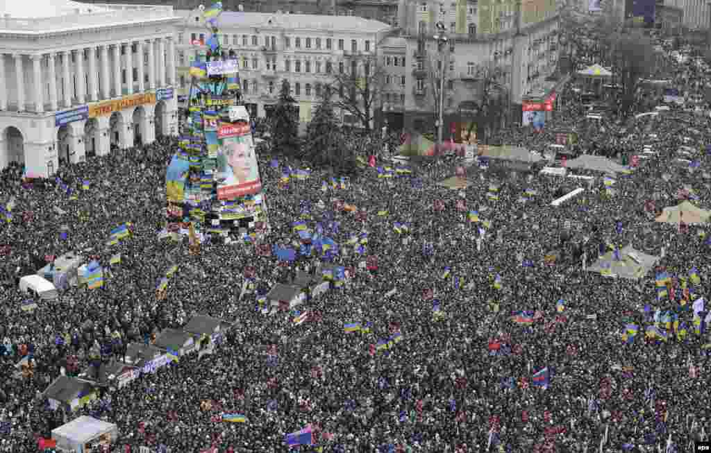 &laquo;Марш мільйонів&raquo; на Євромайдані (майдан Незалежності) у Києві, 8 грудня. Мітингувальники вимагають продовження євроінтеграції, відставки уряду, президента Віктора Януковича та перевиборів