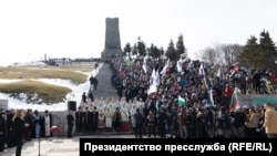 Президентката Илияна Йотова (вляво) по време церемонията на връх Шипка, 3 март 2026 г.