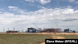 Строительство свинцовой обогатительной фабрики в поселке Старый Жайрем, Карагандинская область, 20 мая 2019 года. 