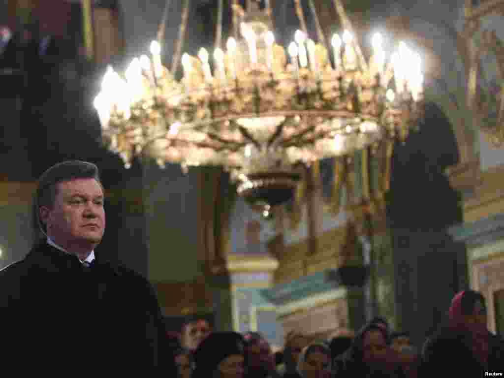 Президент України Віктор Янукович відвідав богослужіння Української православної церкви Московського патріархату та привітав українців. Утім, Віктор Янукович зміг знайти добрі слова лише для частини віруючих громадян України, які святкують Різдво саме 7 січня. Президент забув про греко-католиків, частину православних та протестантів. Почаїв, Тернопільська область, 7 січня. Photo by Andrei Mosienko for Reuters