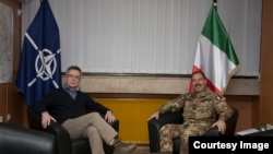 Kosovë - Ministri i Mbrojtjes i Gjermanisë, Thomas de Maiziere takon komandantin e KFOR-it Salvatore Farina, në Prishtinë, 11 dhjetor, 2013