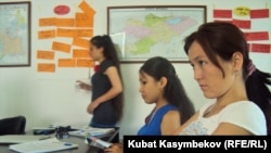 Студенты летней школы журналистики, организованной Академией ОБСЕ и медиакомпанией «Немецкая волна». Бишкек, 1 июля 2011 года. 