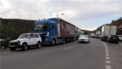 Ermənistanda sürücülər Gürcüstana gedən yolları bağlayıblar