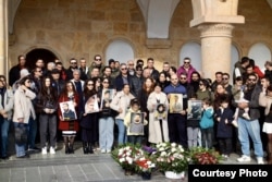 პანაშვიდი სამების ეზოში