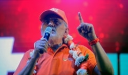 Проигрывающий выборы кандидат-центрист Карлос Меса на одном из митингов. 14 октября