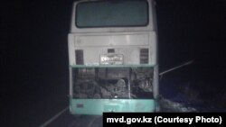 Поломавшийся на трассе в Актюбинской области пассажирский автобус. 21 января 2018 года.