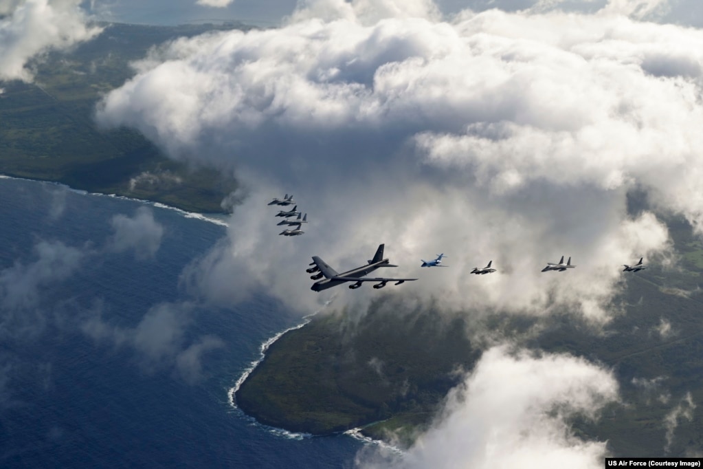 Një bombardues B-52 i Forcave Ajrore amerikane, i shoqëruar nga avionë luftarakë mbi ishullin Tinian në shkurt të vitit 2024.Forcat Ajrore të SHBA-së thonë se rindërtimi i Tinianit do t’u japë atyre “pozicion të mirë” për të reaguar ndaj një sulmi, “në çdo kohë, kudo në Indo-Paqësor”. Rreth 409 milionë dollarë janë ndarë për projektin e rindërtimit.
