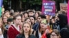 Akik másképp gondolják: fiatalok tüntetnek a Nemzeti Front ellen Franciaországban, Párizsban az EP-választás másnapján, 2024. június 10-én