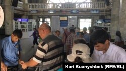 На железнодорожном вокзале в Алматы.