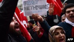 2017-ci ilin martında İstanbuldakı Hollandiya səfirlyinin qarşısında Erdoğan tərəfdarlarının etiraz aksiyası