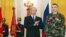 Vladimir Putin l-a decorat cu medalia Pentru Curaj pe căpitanul Andrei Pelihova din trupele de interne ale Federației Ruse, la o recepție în onoarea personalului unităților cu destinație specială.