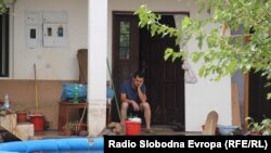 Жителите на Сингелиќ расчистуваат по поплавите