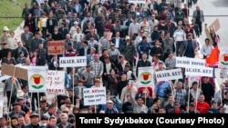 Граждане, вышедшие на митинг против акаевской власти в марте 2005 года. 
