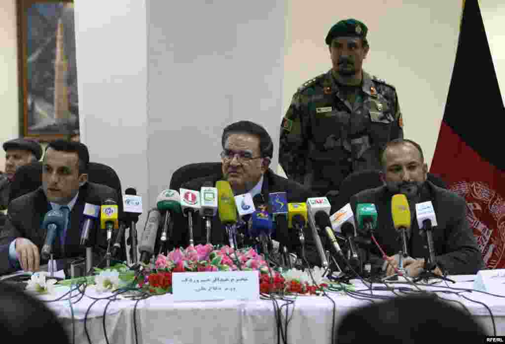 د کورنیو چارو او دفاع وزیران د ملي امینت د ریس سره یوځای د کابل په ورستیو بریدونو خبریالانو ته معلومات ورکوي