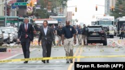 فرماندار نیویورک (وسط) در کنار شهردار نیویورک در حال بازدید از محل انفجار