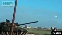 عکسی از حمله تانک‌های ارتش سوریه به شهر درعا در جنوب سوریه. ۲۵ آوریل ۲۰۱۱.
