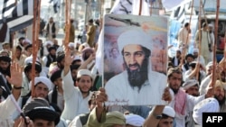 “Talibany” goldaýan “Jamiat Ulema-i-Islam-Nazarýati” (JUI-N) partiýasynyň tarapdarlary Kuettadaky protestler mahalynda ABŞ-a garşy şygarlary gygyrýarlar, Pakistan, 2011-nji ýylyň 2-nji maýy. 