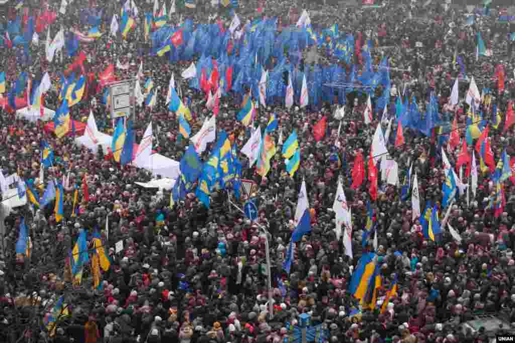 Учасники віче &laquo;За європейську Україну!&raquo; в Києві 24 листопада 2013 року