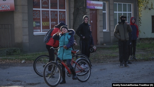 Діти вітають українських військових у деокупованій Снігурівці