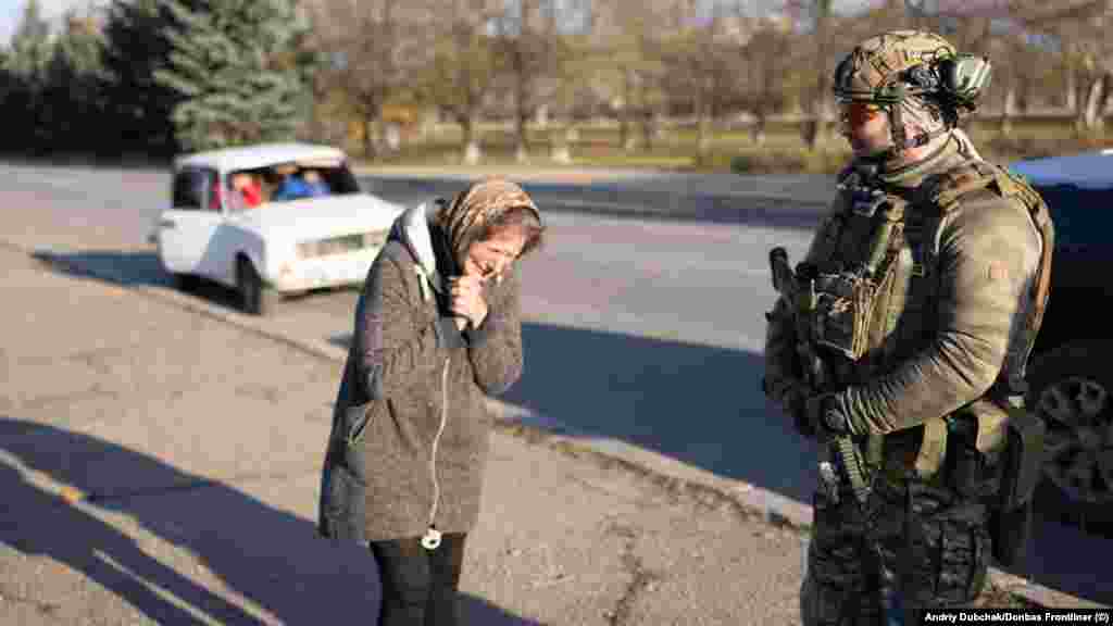 Възрастна жена плаче до украински войник, след като въоръжение сили на Украйна влязоха в град Снихуривка, на 50 км от Херсон, 10 ноември 2022 г.