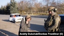 Tränen, Freude in den Straßen, als ukrainische Truppen auf Cherson vorstoßen
