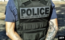 U policijama širom sveta mahom nisu dozvoljene tetovaže sa nasilnim, uvredljivim, ksenofobičnim i homofobnim motivima (na fotografiji tetovaža na rukama policajca u Francuskoj, Lil, 2018. godina)