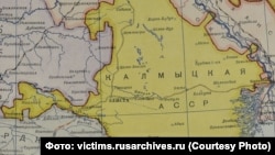 Карта Калмыцкой АССР до сталинской депортации 1943 года. Территории двух спорных улусов, доходящие до городских границ Астрахани, показаны как часть калмыцкой автономии