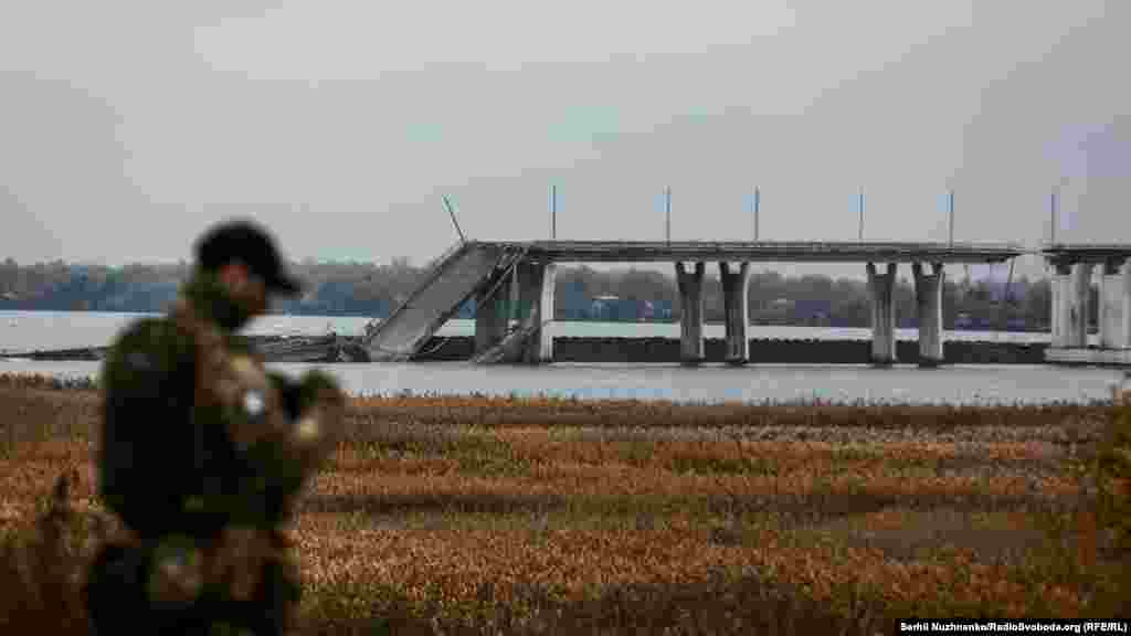 Российские военные уничтожили во время своего отступления Антоновский мост в Херсонской области, фото от 13 ноября 2022 года
