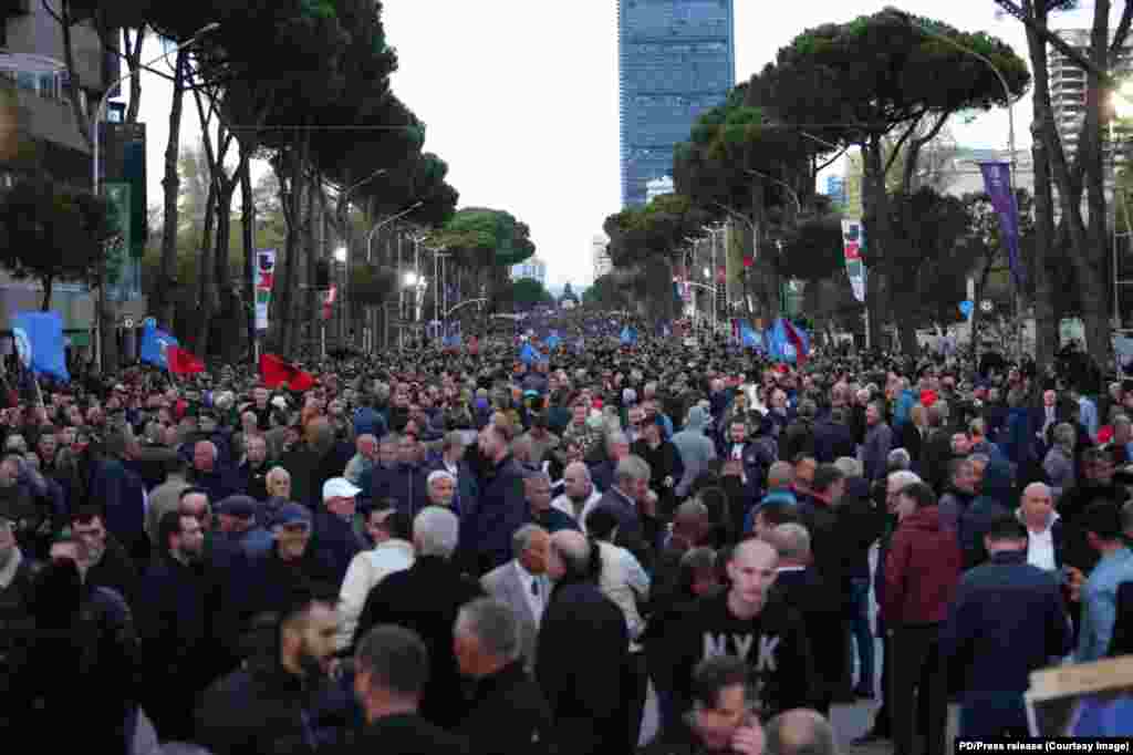 Ovo je drugi nacionalni protest koji je sazvao opozicioni lider Sali Berisha, nakon protesta održanog 7. jula.