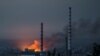 Дым и пламя поднимаются после удара по комплексу Северодонецкого химического завода «Азот» в Лисичанске. Украина, 18 июня 2022 года