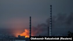 Дым и пламя поднимаются после удара по комплексу Северодонецкого химического завода «Азот» в Лисичанске. Украина, 18 июня 2022 года